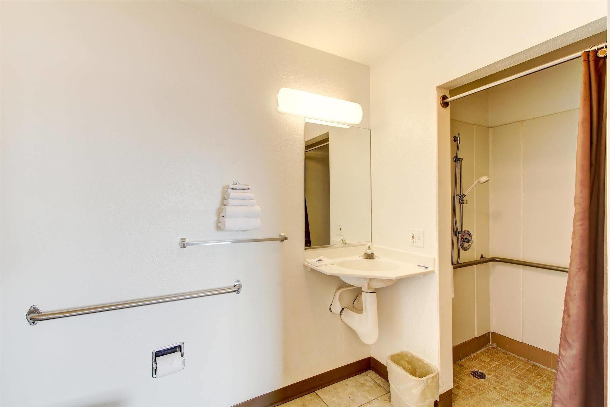 6-amherst, Oh - Cleveland West - Lorain Hotel 2*